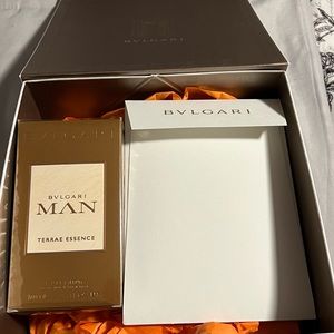 Citron essence, Vetiver essence duo, Orris concrete, Terrae accord.